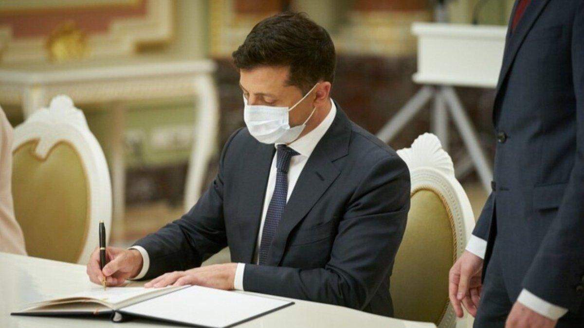Володимир Зеленський підписав закон про ветеринарну медицину Володимир Зеленський підписав закон про ветеринарну медицину