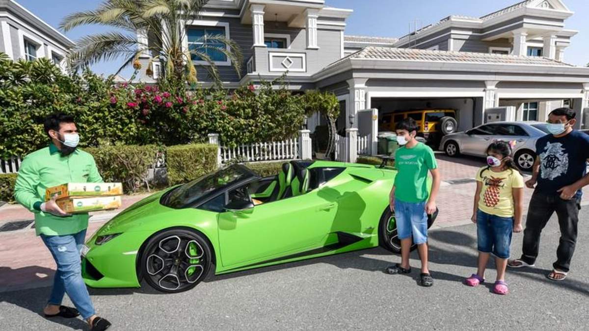 Манго на Lamborghini: в ОАЕ створили лакшері доставку фруктів Манго на Lamborghini: в ОАЕ створили лакшері доставку фруктів