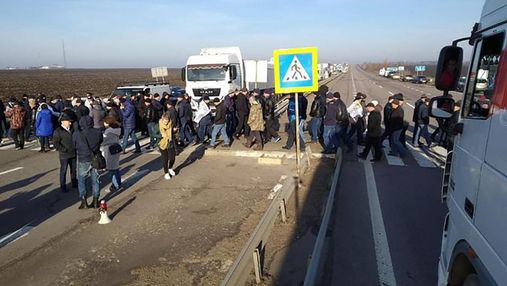 В 10 областях Украины аграрии перекрыли дороги, протестуя против продажи земли: фото