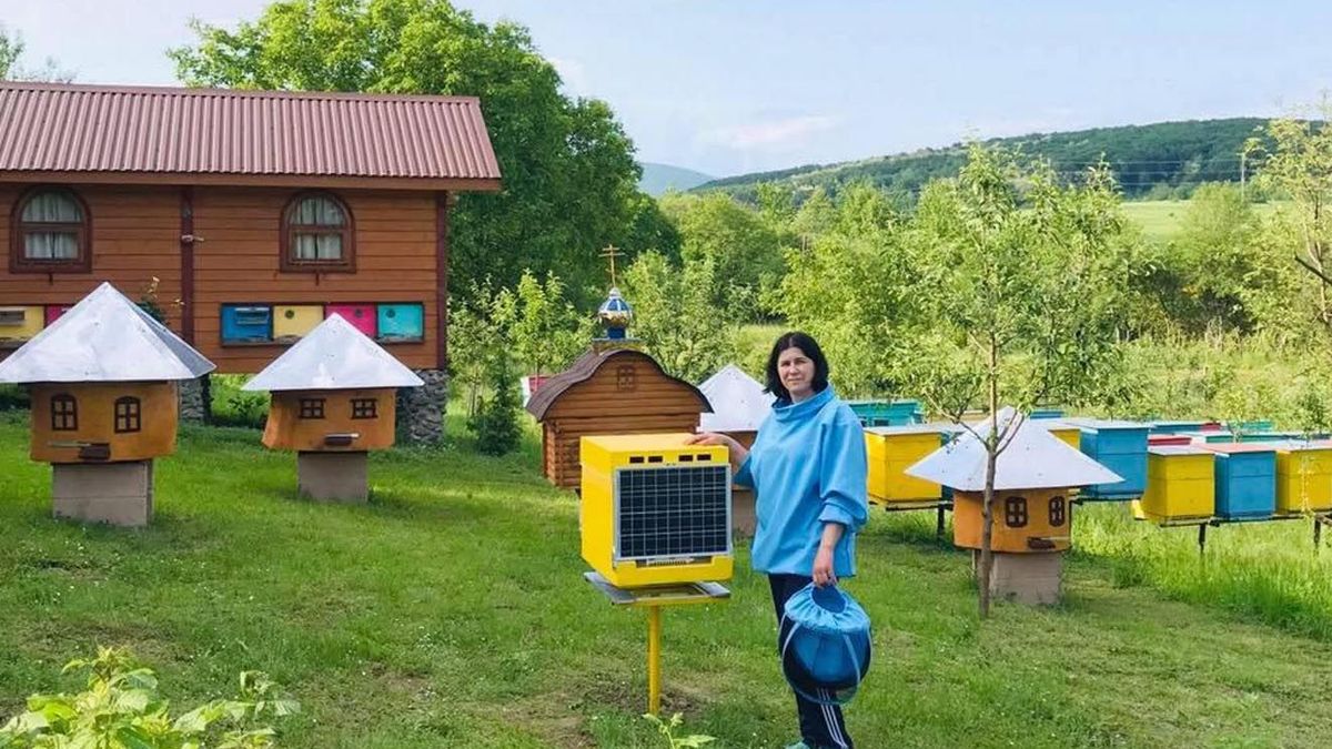Марія Лендел біля смарт-вулика Марія Лендел біля смарт-вулика