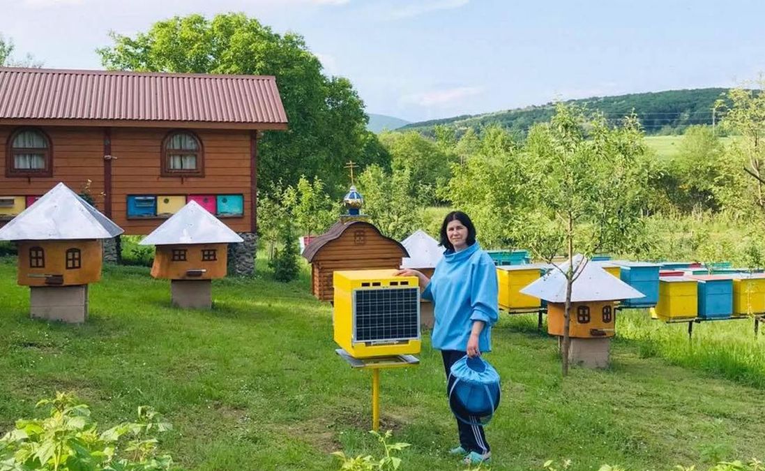 Мария Лендел возле смарт-улья Мария Лендел возле смарт-улья