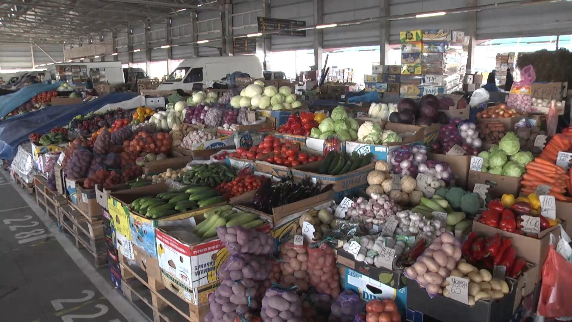 На ринках в Україні з'явилися ранні овочі: скільки коштують