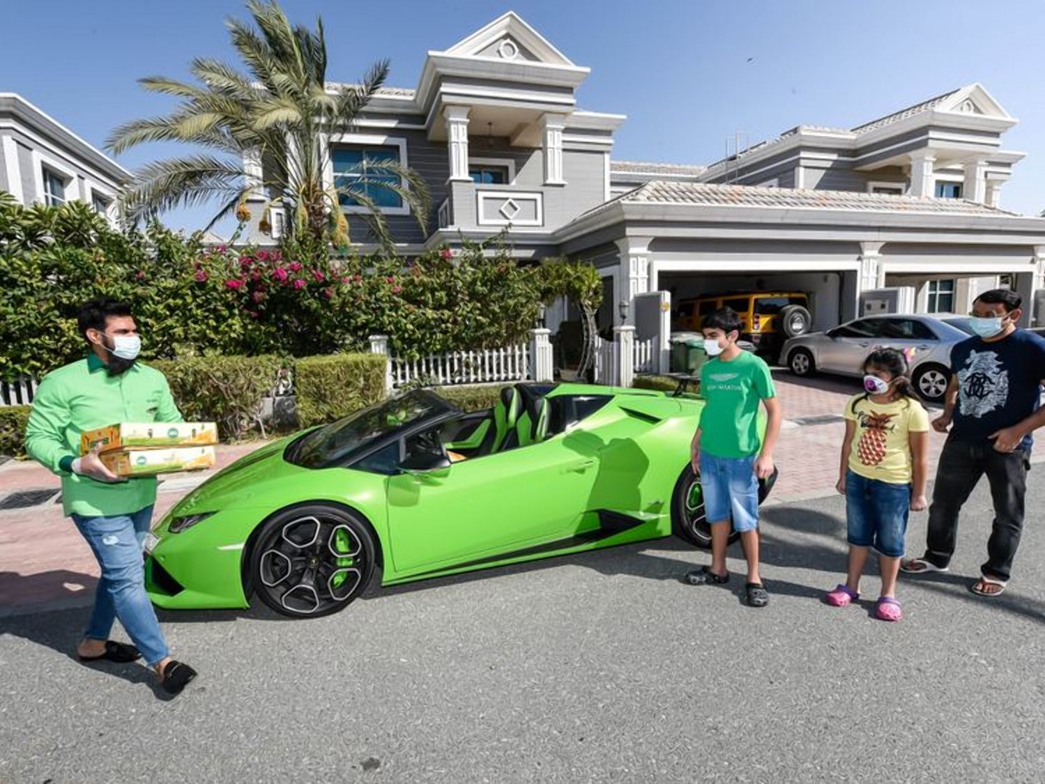 Манго на Lamborghini: в ОАЕ створили лакшері доставку фруктів Манго на Lamborghini: в ОАЕ створили лакшері доставку фруктів