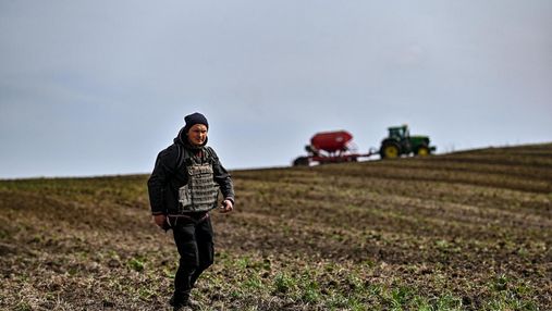 Китайський ЗМІ показав, як фермери на Запоріжжі в бронежилетах проводять посівну 
