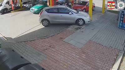 Горе-водій напідпитку влаштував епічну аварію на АЗС в Чехії: відео з камери спостереження